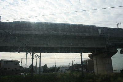 迫る高架橋