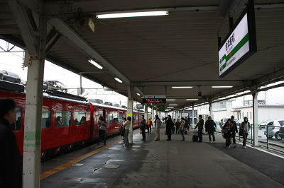 485系と駅名標"
