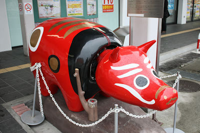 駅舎の前の